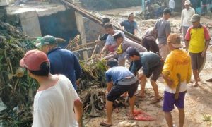 Terdampak Banjir Bhabinkamtibmas Polsek Talang Padang Bersama Masyarakat Gotong Royong
