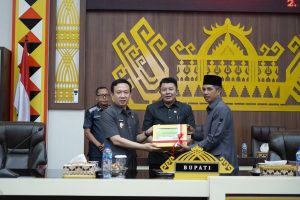 Penjabat Bupati Pringsewu Sampaikan Ranperda Pertanggungjawaban APBD