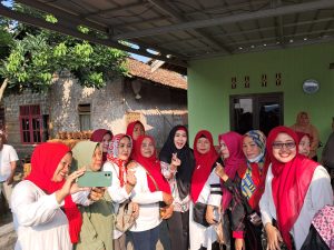 Mantan Bupati Tanggamus Hj Dewi handajani Berikan Bantuan pasca banjir di kecamatan Talang padang