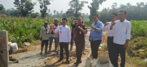 Pembangunan Rabat Beton dan Pembagian Beras di Pekon Enggalrejo Berjalan Sesuai Harapan Masyarakat