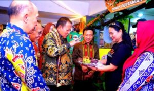 Gubernur Lampung Arinal Djunaidi Mengunjungi Anjungan Kabupaten Pringsewu Pekan Raya Lampung 2024.