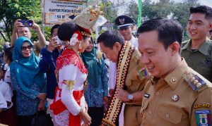 Gubernur Lampung Arinal Djunaidi mengunjungi Anjungan Kabupaten Pringsewu Pekan Raya Lampung 2024.