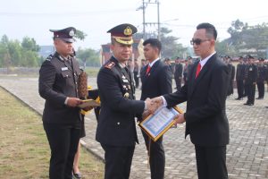 Upacara Hari Lahir Pancasila 2024: Kapolres Pringsewu Beri Penghargaan pada 32 Personel Berprestasi