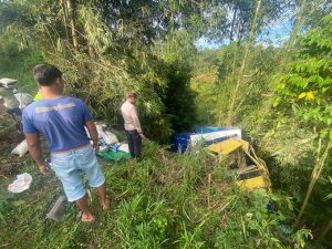 Polsek Sekincau Polres Lampung Barat Respon Cepat Ke Lokasi Truck Terbalik Bermuatan Beras 10 Ton