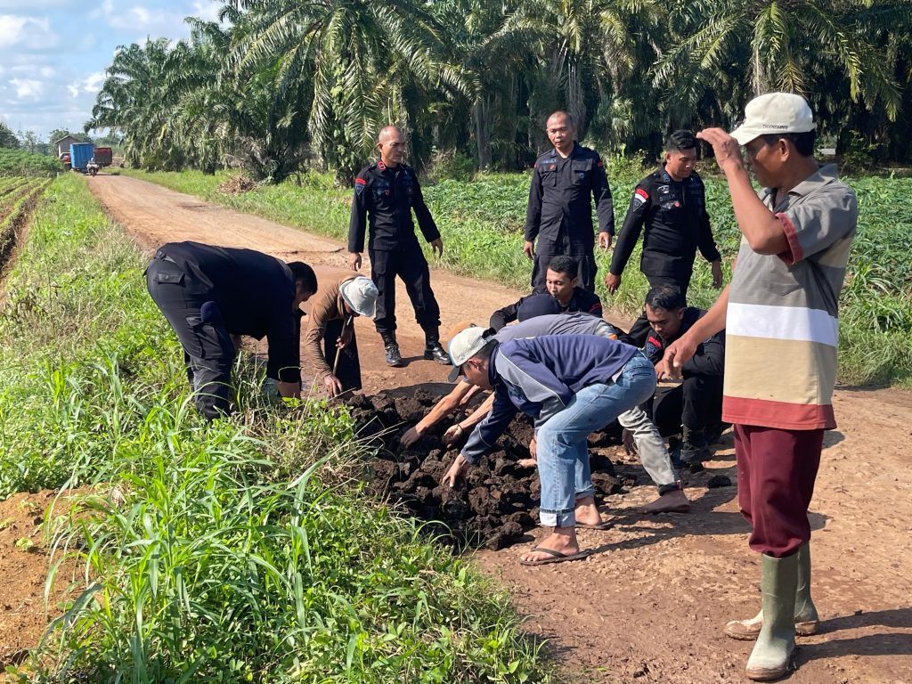 100 Anggota Brimob Bantu Warga Perbaiki Jalan
