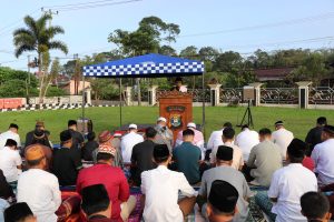 Polres Lampung Barat Bersama Masyarakat Gelar Sholat Idul Adha 1445H Di Lapangan Apel