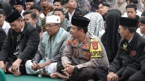 Dekatkan Diri Dengan Masyarakat, Kapolres Lampung Tengah Melaksanakan Shalat Ied di Ponpes Rowdotul Alimir Robbaniy