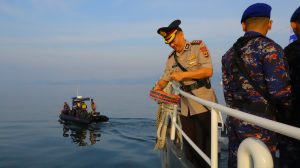 Menyambut Hari Bhayangkara ke 78, Polda Lampung Tabur Bunga di Laut