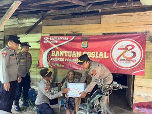 Polres Pesisir Barat Gelar Bantuan Sosial Berikan Paket Sembako kepada lansia dan penyandang disabilitas