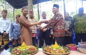 Ketua Adat serahkan mandat ke Kepala Desa Tamansari, dalam Peringatan 1 Tahun Tanah Tanjung Kemala kembali ke Rakyat