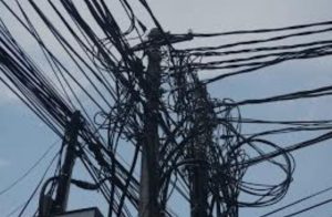 Miris Kabel Wifi Semrawut di Jalan KH Ghalib Pringsewu Dipertanyakan