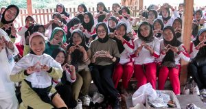 Calon Bupati Pringsewu Adi Erlansyah dan Ibu Nana Senam Sehat dan Pelatihan MUA di Pagelaran Utara