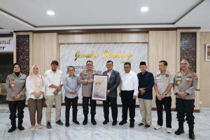 Hari Bhayangkara ke-78, Kapolda Lampung Sematkan Penghargaan Personel TNI/Polri Beprestasi