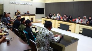 Polres Tanggamus Nobar Pergelaran Wayang Kulit dalam Rangka Hari Bhayangkara Ke-78