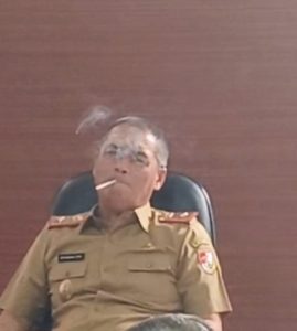 FKPK Tubaba Menyoal Sekda merokok Saat Memimpin Rapat