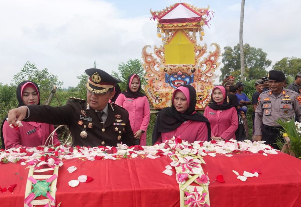 Beri Penghormatan Terakhir, Kapolres Lampung Tengah Ikuti Upacara Pemakaman Alm Kombespol I Ketut Widhiarto