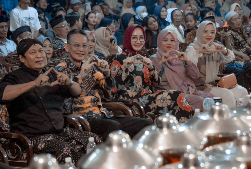 Selalu Tersenyum: Adi Erlansyah Hadiri Wayang Kulit, Bersih Desa Sekaligus Sambut Tahun Baru 1446 Hijriah, Di pekon Ganjaran