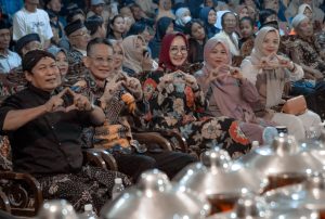 Selalu Tersenyum: Adi Erlansyah Hadiri Wayang Kulit, Bersih Desa Sekaligus Sambut Tahun Baru 1446 Hijriah, Di pekon Ganjaran