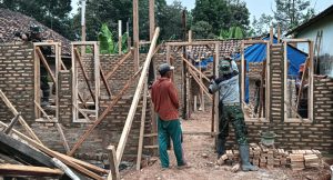 TMMD ke-121 Kodim 0424/Tanggamus Bangun Rumah untuk Wahyudin dan Anwar di Pekon Pajar Mulia