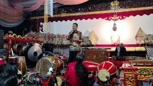 Bakal Calon Bupati Pringsewu, Adi Erlansyah Hadiri Pagelaran Wayang Kulit, Bersih Desa ke-12 Pekon Sumber Rejo