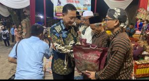Bakal Calon Bupati Pringsewu Adi Erlansyah Hadiri Pagelaran Wayang Kulit Bersih Desa Bulokarto yang ke-104