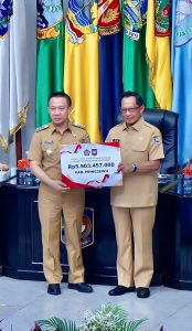 Pj Bupati Pringsewu Dr. Marindo Kurniawan, ST., MM Terima Penghargaan Insentif Fiskal dari Mendagri
