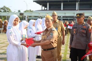 PEMKAB PESIBAR GELAR BAGI-BAGI BENDERA MERAH PUTIH KE PELAJAR DAN MASYARAKAT PESIBAR