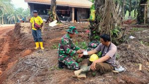 Tim Keslap Satgas TMMD Ke-121 Kodim 0424/Tanggamus Berikan Pertolongan Pertama Pada Warga Yang Terluka