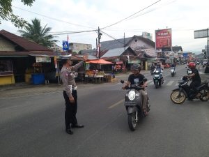 Jaga Kamseltibcarlantas Di Pagi Hari, Polres Pesisir Barat Melaksanakan Kegiatan Pengamanan Rawan Pagi