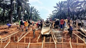 TMMD Kodim 0424/Tanggamus Bangun Plat Duiker Jalan Penghubung ke TPU dan Perkebunan