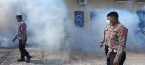 Polsek Pesisir Tengah Polres Pesisir Barat Melaksanakan Kegiatan Fogging di Mako dan Asrama Untuk Antisipasi Penyebaran Penyakit DBD