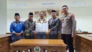 Bupati Pesibar Hadiri Serah Terima Bangunan Aula Polres Pesisir Barat Dan Penandatanganan Nota Perjanjian Hibah Daerah