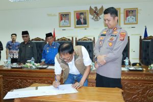 Polres pesisir barat menerima hibah bangunan satpas dari Pemkab Pesisir Barat