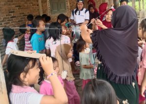 Dalam rangka memeriahkan HUT RI ke 79 ibu ibu lingkungan setempat adakan berbagai macam perlombaan