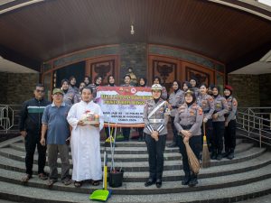 Peringati HUT ke-76, Polwan Polres Pringsewu Gelar Aksi Bersih-Bersih di Tempat Ibadah