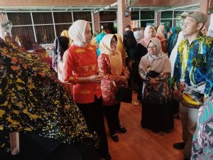 Puluhan Lansia di Pringsewu Ikuti Pelatihan Dasar Membatik