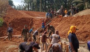 Gotong Royong di Pekon Fajar Mulia Pererat Solidaritas Warga