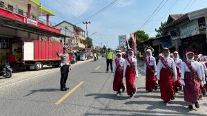 Polres Pesisir Barat Amankan Gerak Jalan Peringatan HUT RI ke-79 di Kabupaten Pesisir Barat