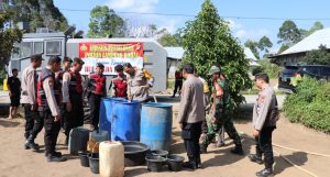 Kapolres Lampung Barat Bagikan Air Bersih dalam Rangka HUT Polda Lampung