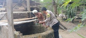 Bhabinkamtibmas Polres Pesisir Barat Cek Ketersediaan Air Bersih di Wilayah Terpencil