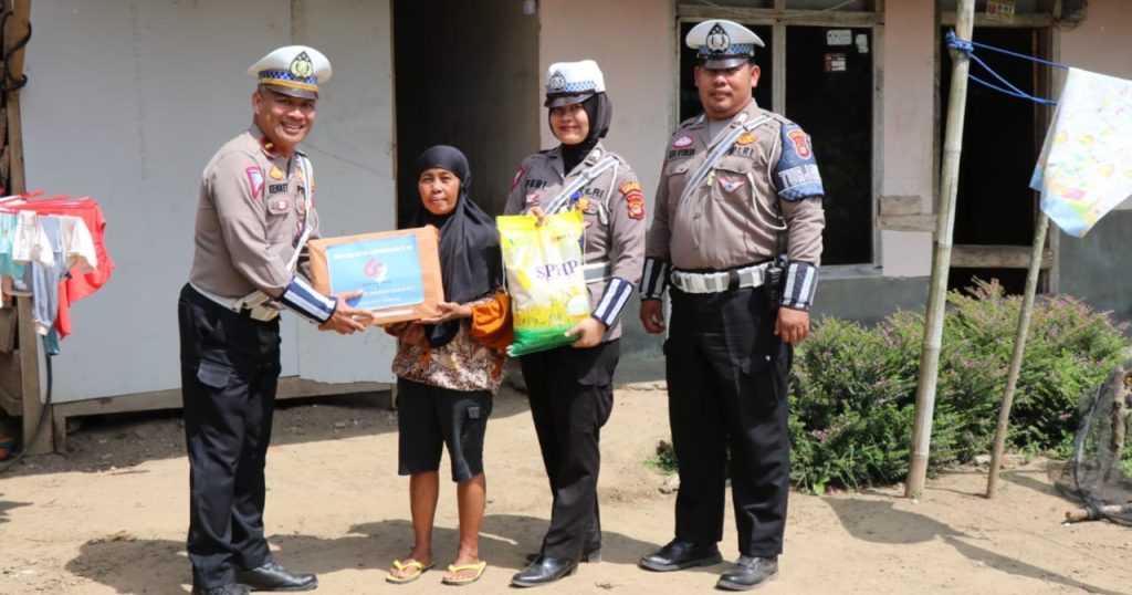 Sat Lantas Polres Lampung Barat Gelar Bantuan Sosial dalam Rangka HUT Lalu Lintas ke-69