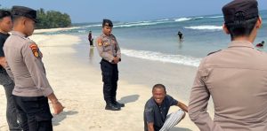 Polres Pesibar melaksanakan patroli dialogis Berikan Himbauan Kepada Wisatawan Pantai