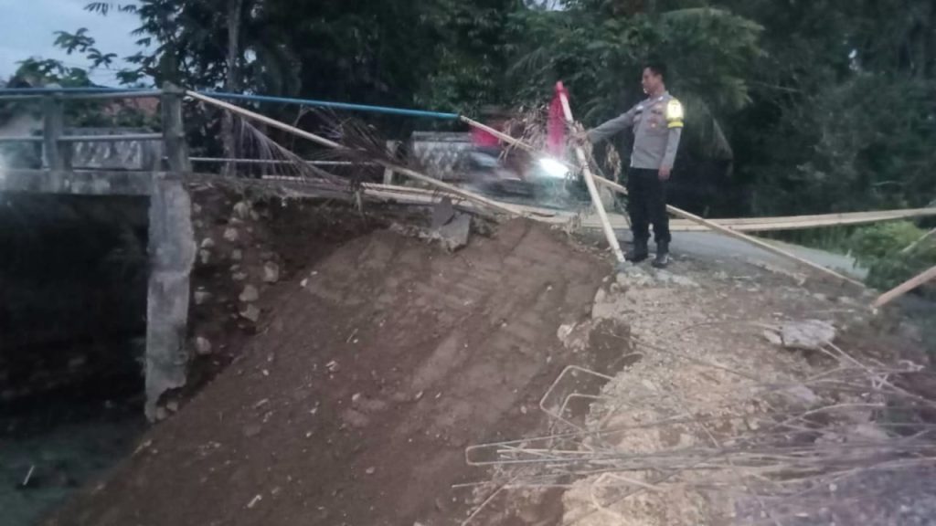 Polsek Semaka Tinjau Lokasi Jembatan Terdampak Cuaca Ekstrem