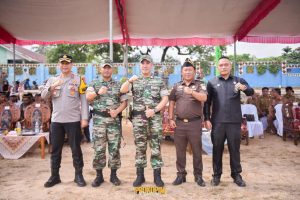Bupati pesawaran bersama Kodim 0421/Lamsel resmikan pembangunan jalan di desa lumbir