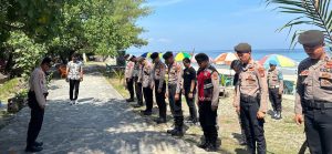 Polres Pesisir Barat melaksanakan patroli dialogis Berikan Himbauan Kepada Wisatawan Pantai