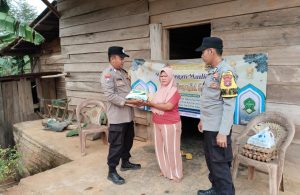 Polsek Bengkunat Bagikan Bantuan Sembako dalam Rangka Peringatan Maulid Nabi Muhammad SAW