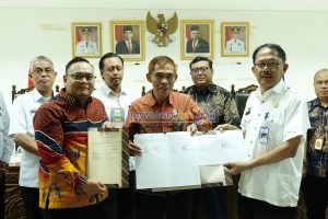 Bupati Agus Istiglal Serahkan Hibah Tanah Bangunan Kantor Milik Pemkab Pesibar Ke PN Liwa Kelas ll