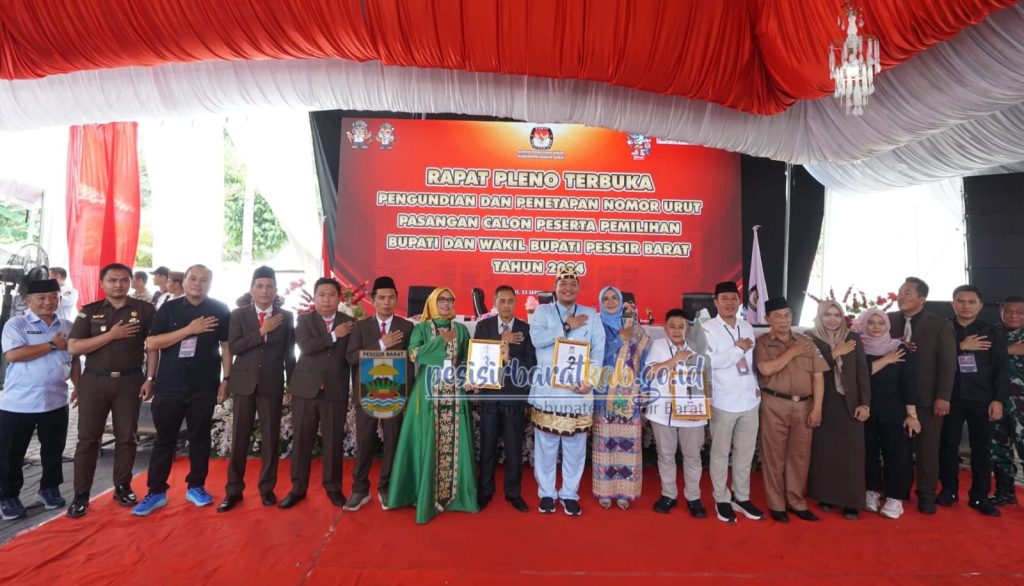 Wakil Bupati Zulqoini Syarif Hadiri Rapat Pleno Terbuka Pengundian Dan Penetapan Nomor Urud Pasangan Calon Peserta Pemilihan Calon Bupati Dan Wakil Bupati Pesibar TA 2024