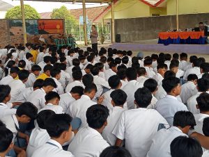 Kunjungi SMAN 1 Seputih Raman, Kasat Binmas Polres Lampung Tengah Lakukan Pembinaan