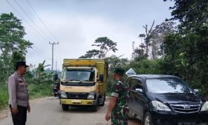 Sinergi Bhabinkamtibmas Polsek Pulau Panggung dan Babinsa Atur Lalu Lintas di Lokasi Longsor Ulubelu